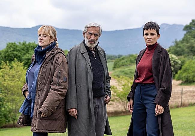 Emma Suárez, Imanol Arias y Elena Anaya en la serie 'Innato'.